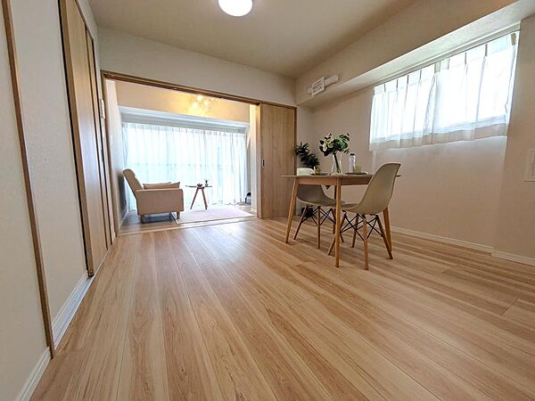 ▼洋室との間仕切りを開放すれば広々としたリビングルームとして使用可能◎
