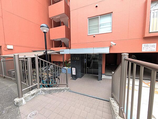 マンションの正面エントランス。出入りする人間を癒してくれるマンション入り口であり、その建物の「顔」でもあります。