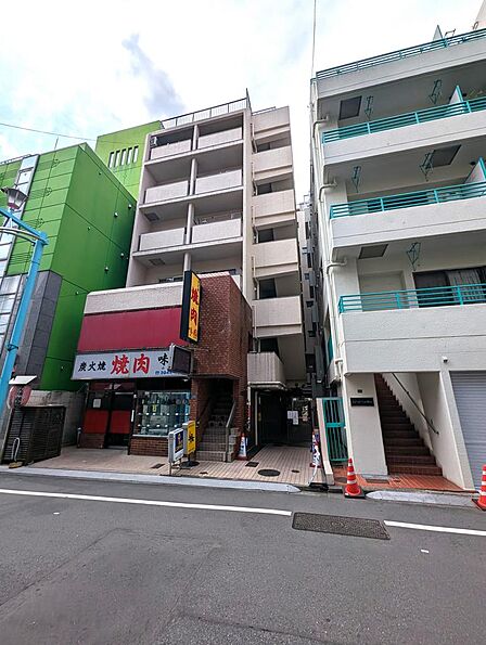 ■駒込駅徒歩約4分■複数路線・駅利用可能な立地に佇むマンション。スーパーや医療機関も徒歩圏内に揃い、子育て世帯に嬉しい利便性が充実しています。