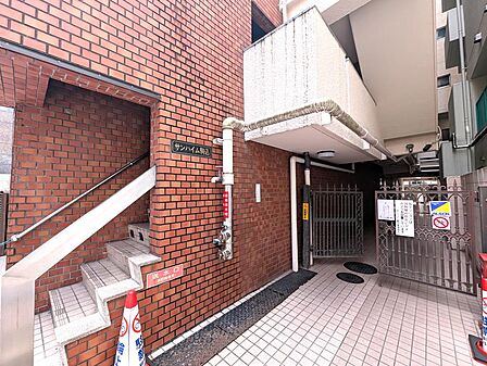 マンションの正面エントランス。出入りする人間を癒してくれるマンション入り口であり、その建物の「顔」でもあります。