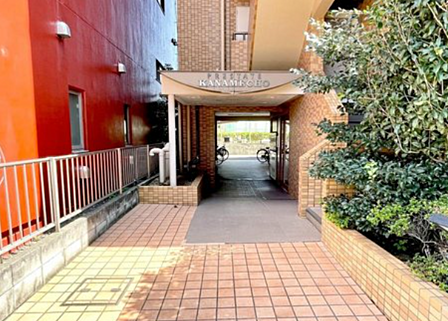 マンションの正面エントランス。出入りする人間を癒してくれるマンション入り口であり、その建物の「顔」でもあります。