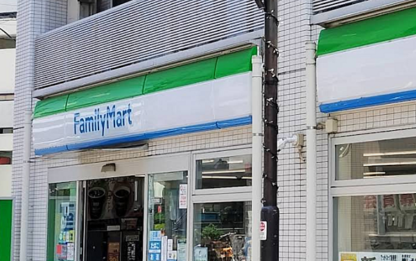 ファミリーマート 南山堂千川駅前店まで徒歩約１分。急なお買い物にも便利です。