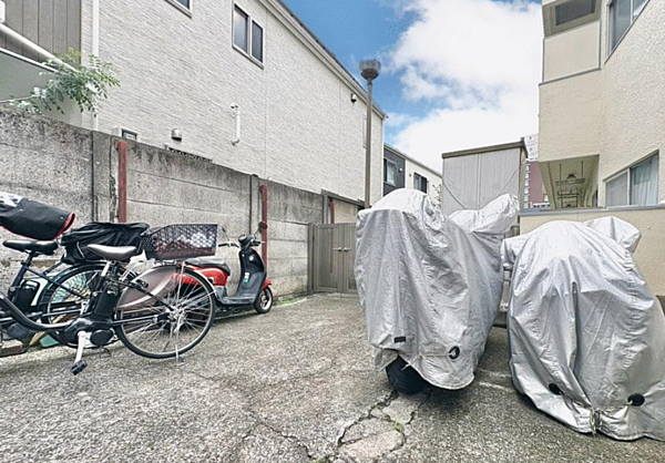 きちんと整備されたバイク置き場。住む方の心遣いが感じられます。