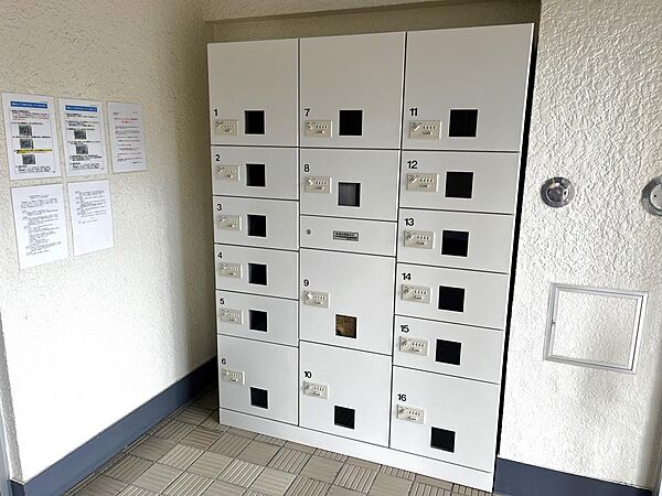 宅配BOXが設置されているため、再配達の手間が省かれ、忙しい方でも嬉しい設備ですね！