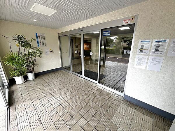 マンションの正面エントランス。出入りする人間を癒してくれるマンション入り口であり、その建物の「顔」でもあります。