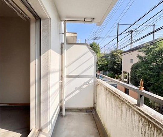 暖かく・明るい陽ざしが差込み、バルコニーはもちろん、居室に降り注ぎます。