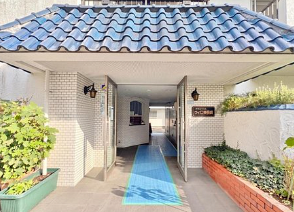 マンションの正面エントランス。出入りする人間を癒してくれるマンション入り口であり、その建物の「顔」でもあります。