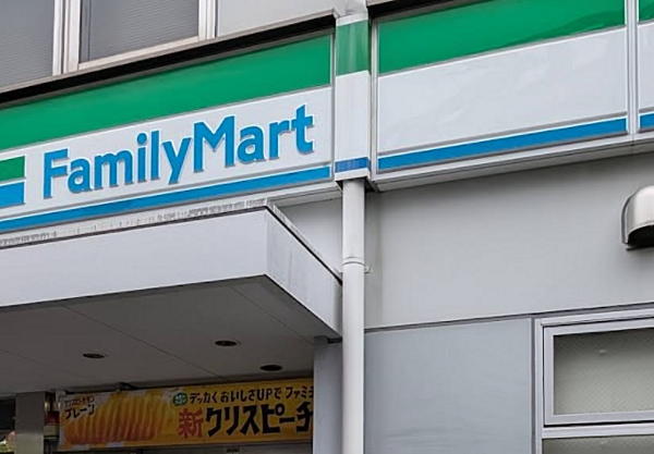 ファミリーマート 西武東長崎駅前店まで徒歩約11分。急なお買い物にも便利です。