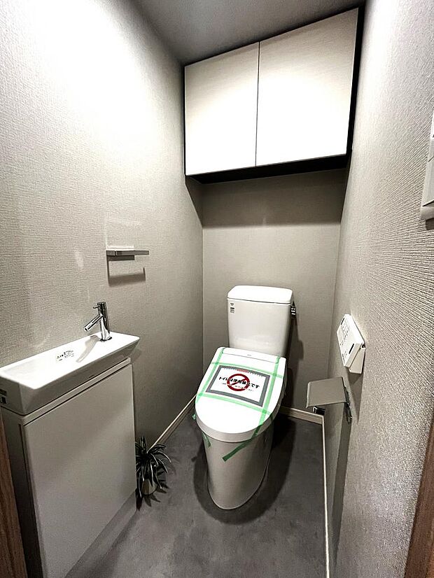 〇温水洗浄便座一体型トイレ。壁付手洗器付きです。