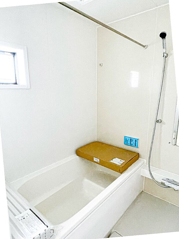 浴室乾燥機付きで小窓が付いているので簡単に換気が可能です！1日の疲れを癒してくれる空間です！