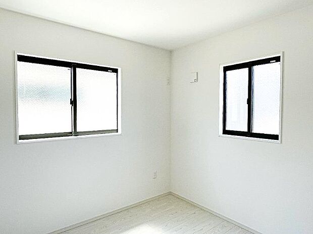 2階5．7帖洋室。2面採光で明るく快適に過ごすことができます！