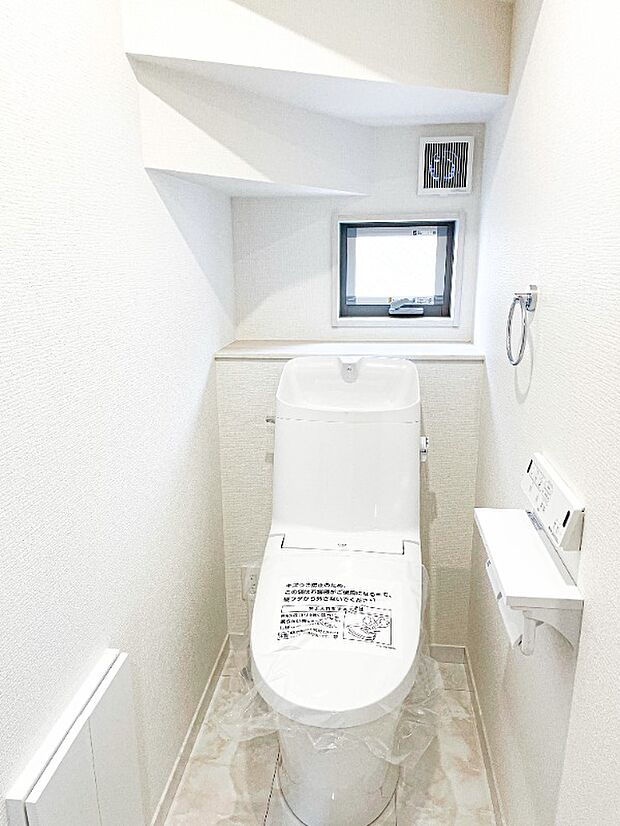 白を基調とした清潔感のあるトイレです♪小窓が付いているので簡単に換気が可能です！