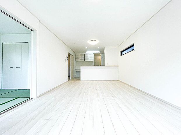 LDKは和室と一体利用することで約23帖の広々とした空間でゆとりある空間を実現♪