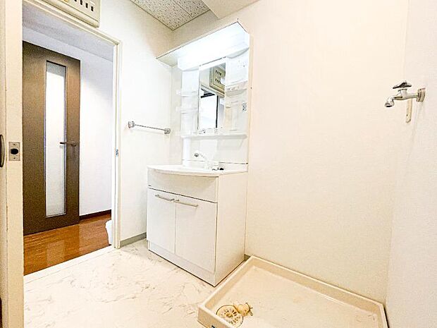 シャワー付き大型洗面台です。鏡の両端には棚が付いていて毎日使うスキンケア用品などが置けて使いやす♪