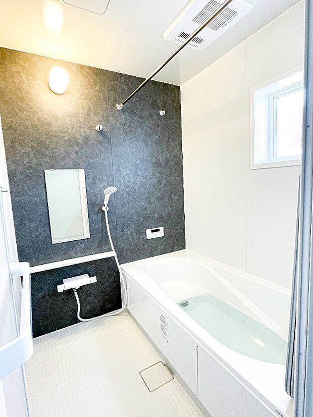 1坪タイプの広々とした浴室で1日の疲れを癒せる空間となります！