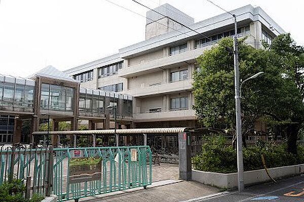 高校「東京都立雪谷高校まで978m」