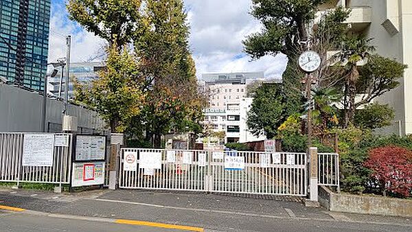 小学校「港区立赤羽小学校まで207m」