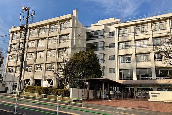 高校「東京都立三田高校まで234m」