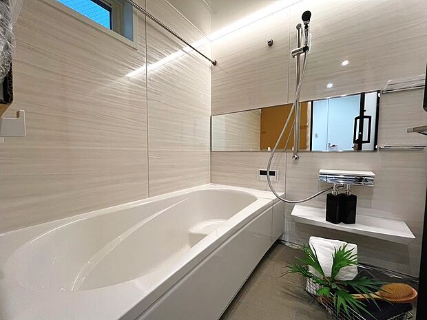 ◇Bath room◇機能性が高く、お手入れも簡単なTakara Standard社製のバスルームを採用。汚れが染み込まないホーロー素材の壁や浴槽、床材などもお手入れしやすい素材です。