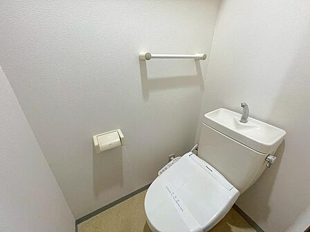 バス・トイレ別の独立トイレ。温水洗浄便座付きで快適に使用できます。