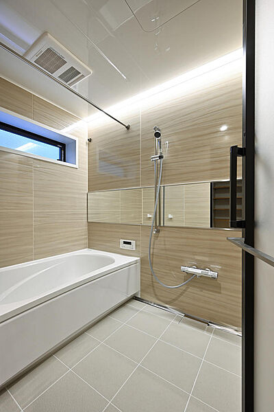 ◇Bath room◇気持ちよさにとことんこだわるTOTO社製のお風呂を採用。自然とリラックス姿勢に導く浴槽、乾きやすい素材を使用した床材など日々の疲れを癒してくれます。（※施工例）
