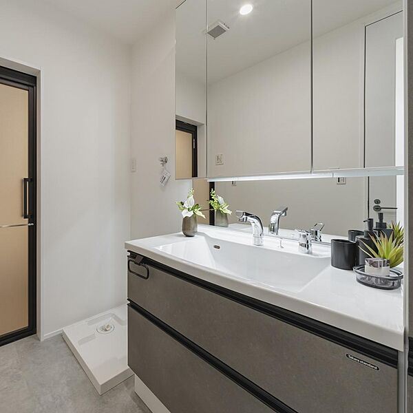 ◇Dressing Table◇Takara Standard社製の洗面化粧台を採用。高品位ホーローの美しい質感と豊富な収納力を備えた、機能美あふれる洗面空間です。（※施工例）