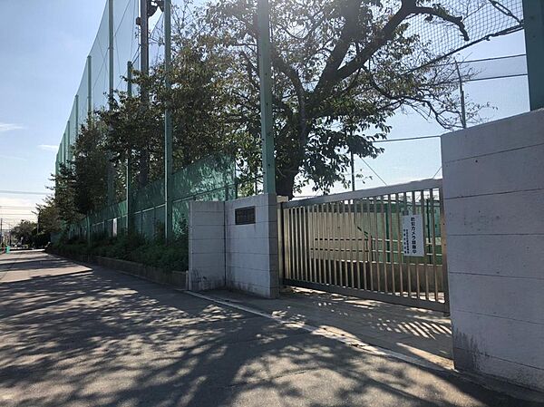 世田谷区立用賀中学校（816m）