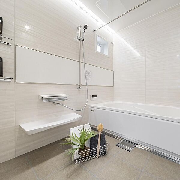 ◇Bath Room◇Takara Standard社製のバスルームを採用。高品位ホーローならではの美しい質感と清潔感が魅力。機能性と快適性を兼ね備えた、上質なバスタイムを演出します。（※施工例）