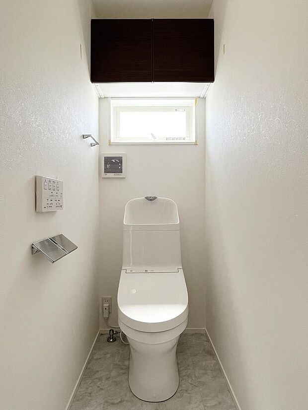 ◇Toilet（A棟）◇1Fのトイレは人気のタンクレストイレを採用。手洗い場付きなので清潔を保つことができます。