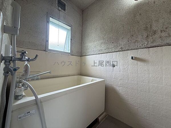 【浴室】オートバス・追い焚き機能等の設備が整っている浴室となっております。また、浴室には小窓が備わっている為、空気の入れ替えなど出来て環境を整えることができます。