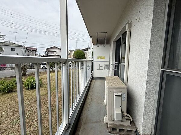 【バルコニー】南向きのバルコニーの為、陽当たり良好でお洗濯物もよく乾きそうです。また、向かいの号棟とも間隔がある為、暖かい日が差し込みます。