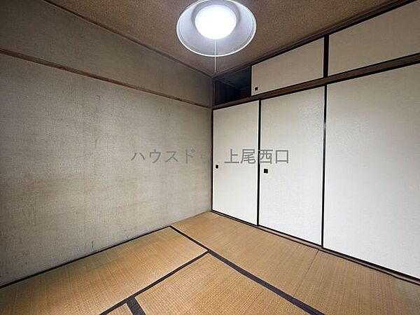 【和室】玄関横にある和室6畳のお部屋となっております。収納スペースやバルコニーと繋がっている為、使い勝手の良い和室となっております。