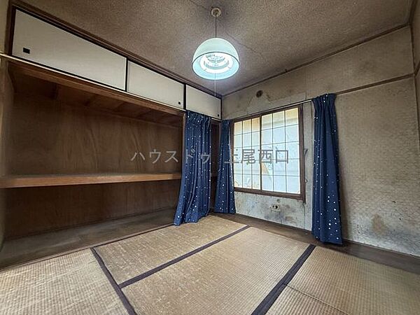 【和室】北西側和室6畳タイプとなっております。収納力も豊富で採光性もある和室となっております。