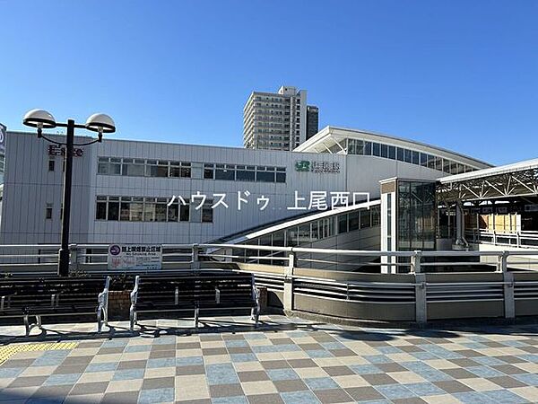 上尾駅東口駅前は商業施設が充実している一方で閑静な住宅街が多く子育てがしやすい環境のため、ファミリー層に人気の街。都内方面のアクセスは大宮駅まで8分、上野駅まで35分、東京駅まで40分と利便性にも…