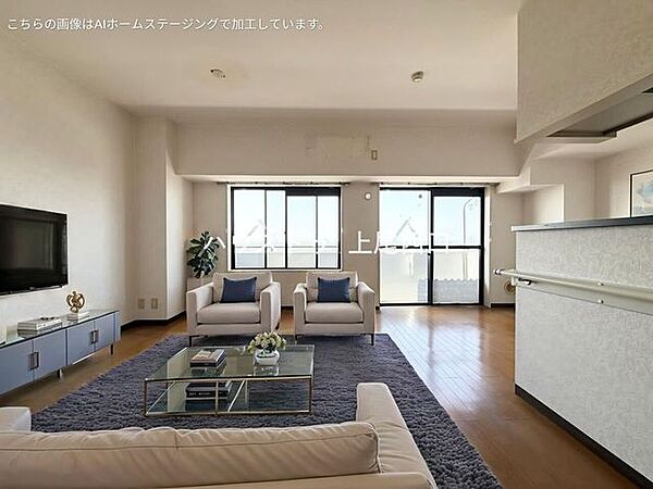 LDは約11.2帖。南西向きの最上階住戸の為、陽当たり・通風良好です。室内は明るく開放感がございます。RC構造の為、冬も室内は心地良く、過ごしやすいお部屋です。リビングからの眺望は大変壮観です。