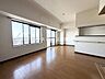 リビング/ダイニング：LDは約11.2帖。南西向きの最上階住戸の為、陽当たり・通風良好です。室内は明るく開放感がございます。RC構造の為、冬も室内は心地良く、過ごしやすいお部屋です。リビングからの眺望は大変壮観です。