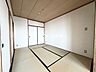 和室：和室6帖。襖を開けることでリビングと一体でお使いいただける空間です。室内も丁寧にお使いいただいている為、状態良好です。