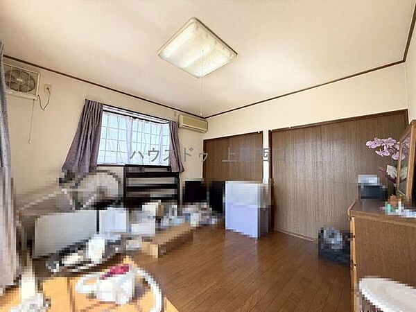 【2階西側洋室約8.9帖】二面採光となっており、陽当たり・風通し良好で空気環境もよく、とても暖かみのある明るいお部屋となっております。収納力も豊富でお部屋をスッキリ見せることができます。