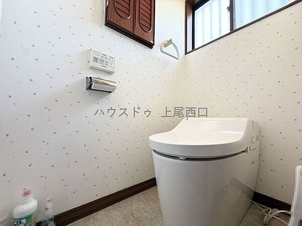 スタイリッシュなタンクレストイレで空間も広々とした印象を与えます。収納スペースも備えており、生活感を抑えたすっきりとした空間を保つことができます。
