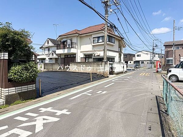 閑静な住宅街に位置。前面道路も比較的ゆとりがあり、落ち着いた住環境です。