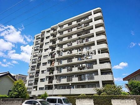 磁器質タイルと45二丁掛タイルを使用した外観。街並みと調和しつつ、存在感がございます。JR高崎線「北上尾」駅まで徒歩10分。