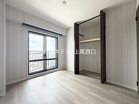 洋室約5.0帖。南側に窓があり、日差しを取り込みやすい明るく心地の良い空間です。居室や書斎、お子様部屋等ライフスタイルに合わせて幅広く活用できる洋室となっております。※フローリング・クロス張替済