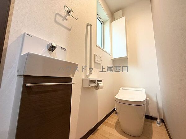 1階トイレ。タンクレス・手洗い場が備わっているこだわりのトイレとなっております。