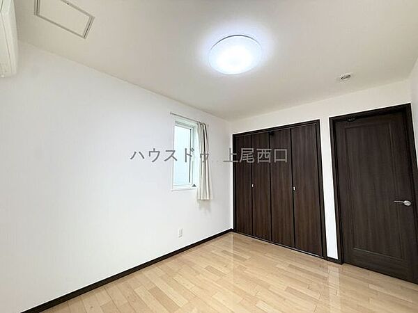 北東側6.0帖の洋室大変丁寧にお使いの為、キズ・汚れ等もなく状況良好です。全居室に収納スペース、床暖房が備わっております。