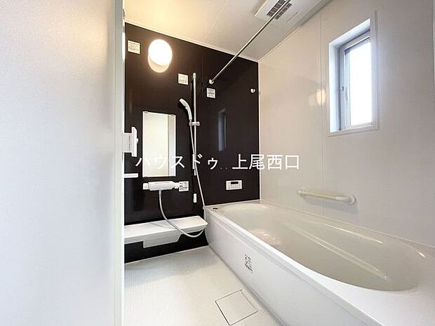 バスルームはゆったりとくつろげる空間となっております。（1616サイズ採用）浴室換気乾燥機能等の設備も備わっております。