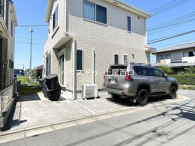 普通自動車が2台まで駐車可能です。