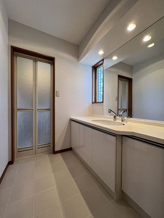 洗面台は大きな鏡と人工大理石天板が特徴的です。