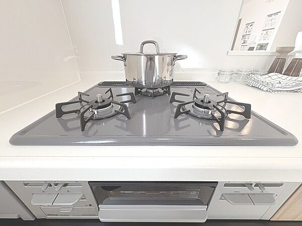 3口のガスコンロ。同時進行で調理が行え、料理の時間を節約できます