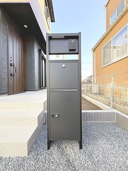 入浴中や外出時など、代わりに荷物を受け取ってくれる宅配ボックス