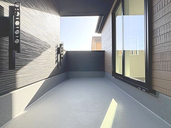部屋の中が見えにくく、防犯面での効果があるルーフバルコニー採用